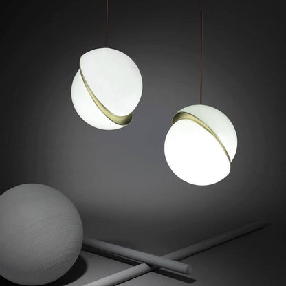 Suspension Halbmond aus Acryl und Messing - Moderne und elegante LED-Beleuchtung
