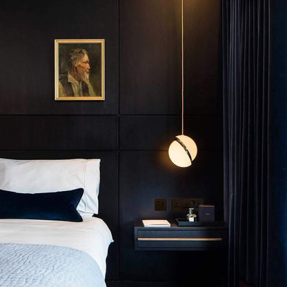 Suspension Halbmond aus Acryl und Messing - Moderne und elegante LED-Beleuchtung