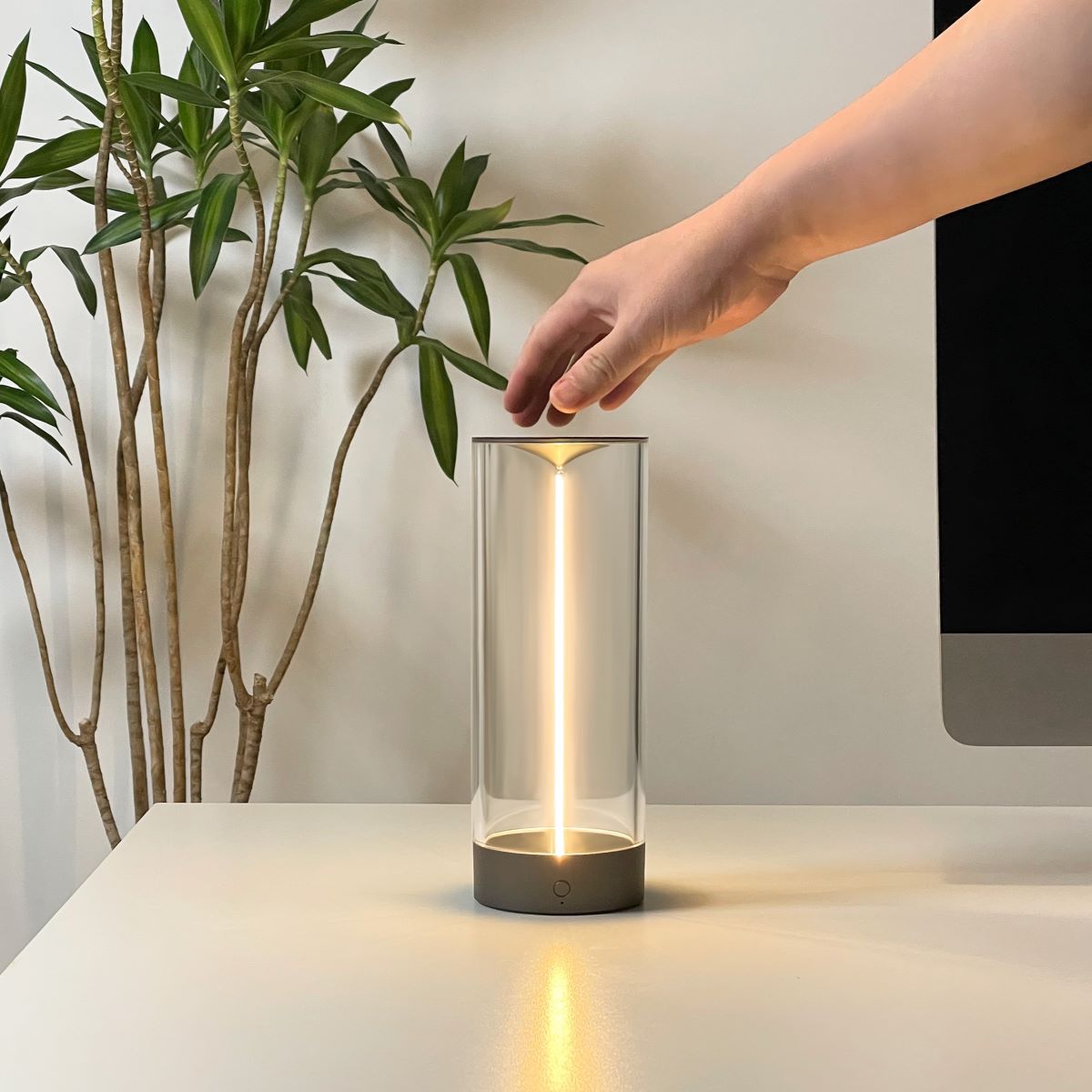 LumiRay – Moderne Tischlampe mit bezauberndem zylindrischem Lichtdesign