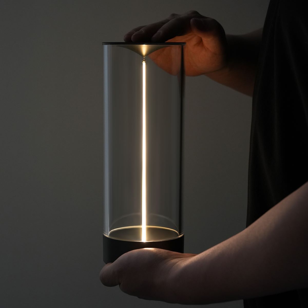 LumiRay – Moderne Tischlampe mit bezauberndem zylindrischem Lichtdesign
