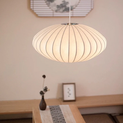 Eleganter Seidenglanz – Raffinierte Hängeleuchte für Innenräume