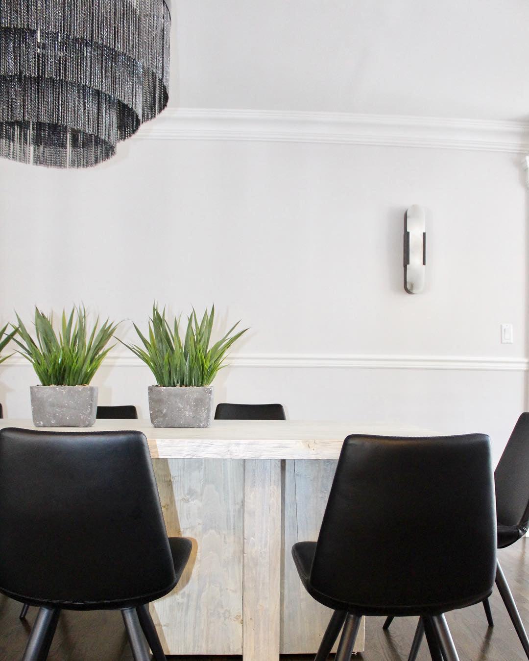 Wandapplikation Melange Elongiert aus Alabaster - Elegantes Design mit Messingdetails