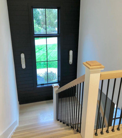 Wandapplikation Melange Elongiert aus Alabaster - Elegantes Design mit Messingdetails