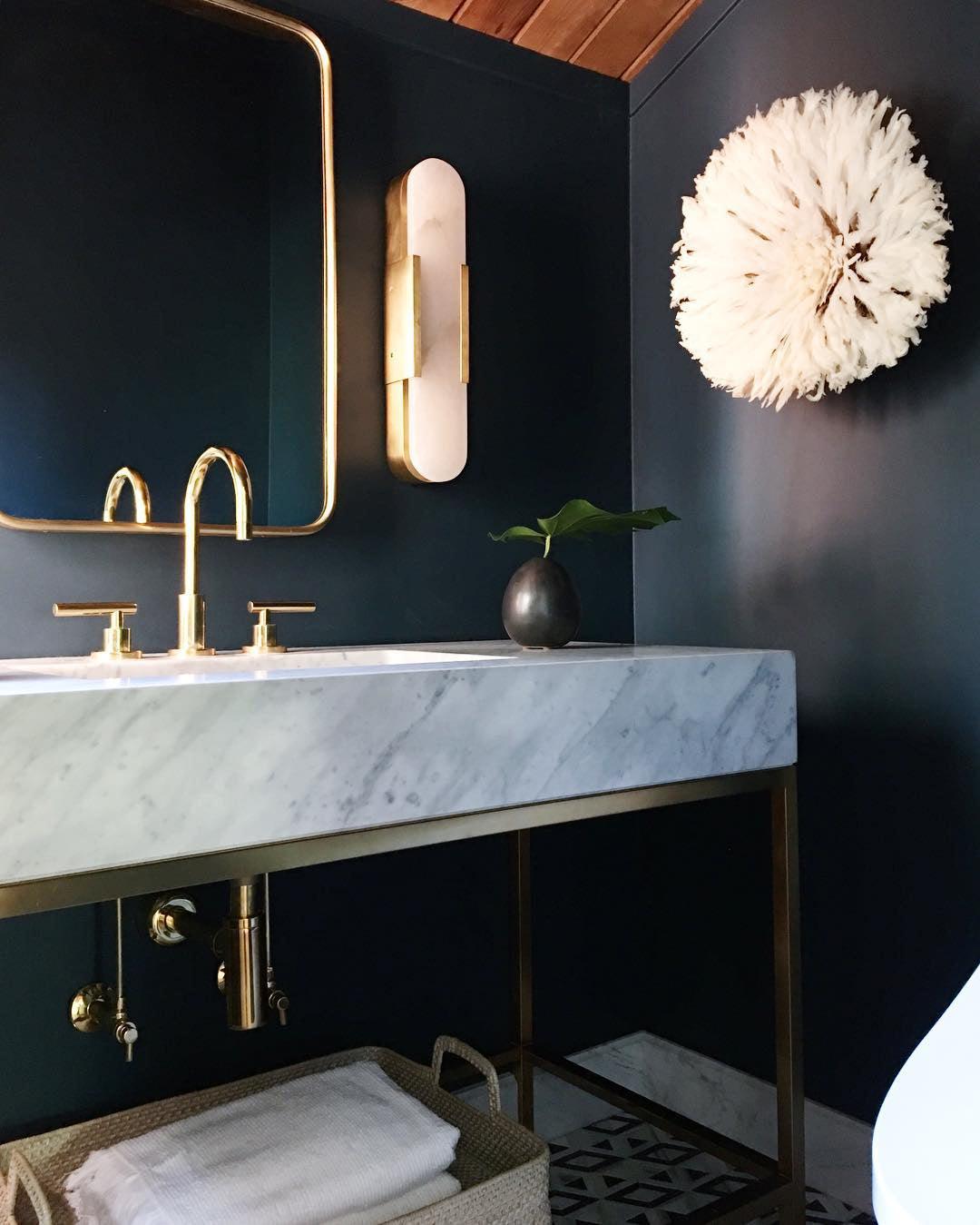 Wandapplikation Melange Elongiert aus Alabaster - Elegantes Design mit Messingdetails