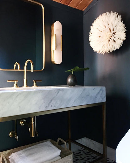 Wandapplikation Melange Elongiert aus Alabaster - Elegantes Design mit Messingdetails