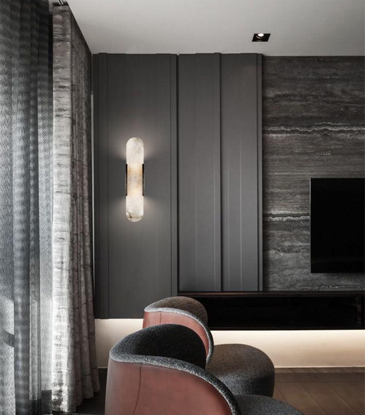 Wandapplikation Melange Elongiert aus Alabaster - Elegantes Design mit Messingdetails