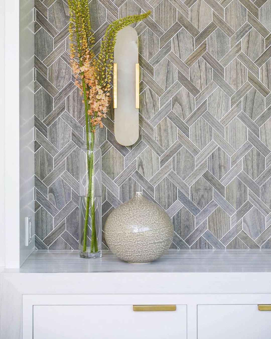 Wandapplikation Melange Elongiert aus Alabaster - Elegantes Design mit Messingdetails