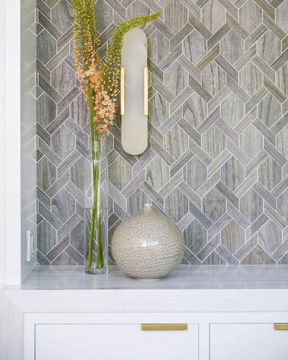 Wandapplikation Melange Elongiert aus Alabaster - Elegantes Design mit Messingdetails