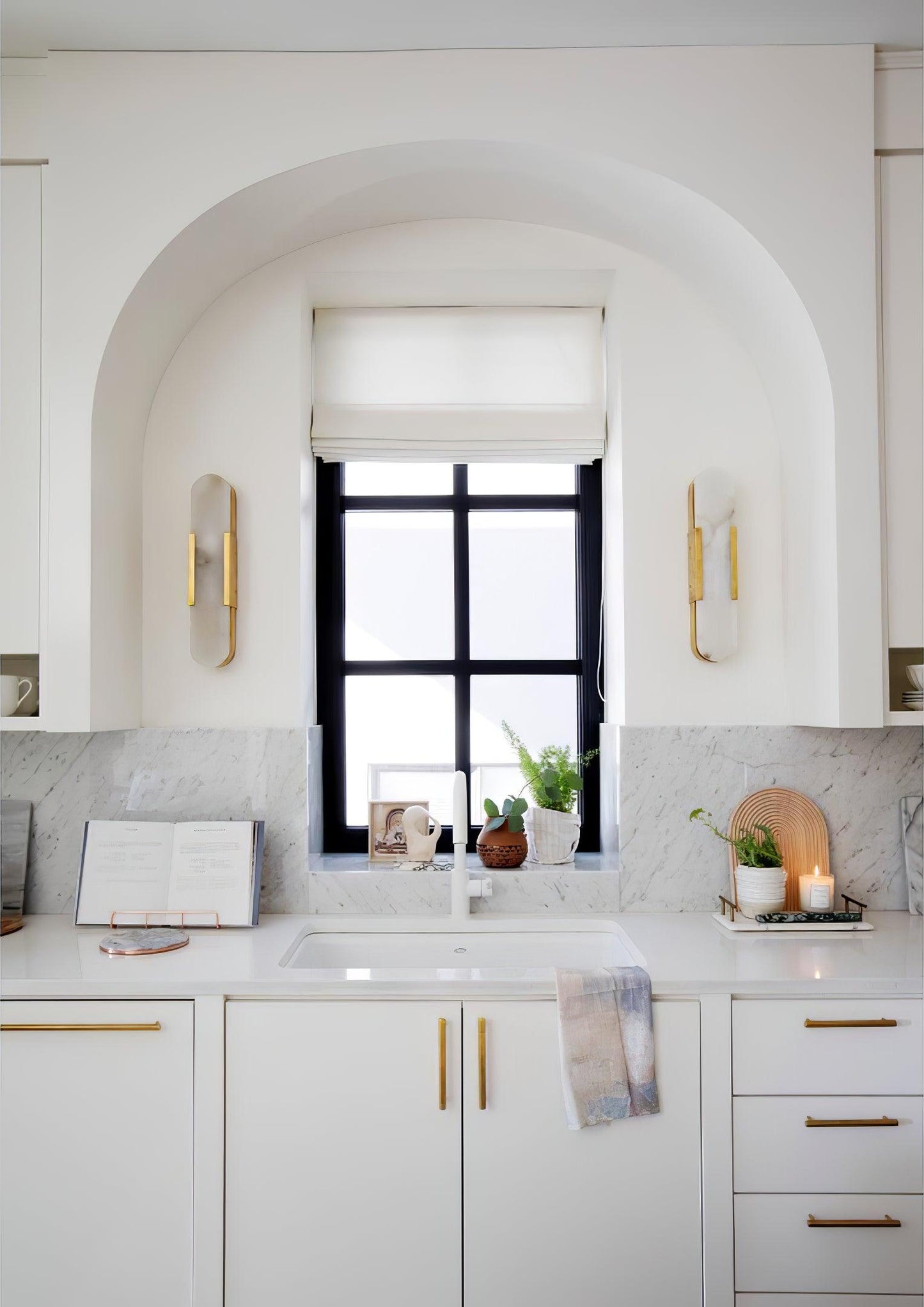 Wandapplikation Melange Elongiert aus Alabaster - Elegantes Design mit Messingdetails