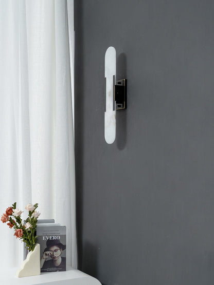 Wandapplikation Melange Elongiert aus Alabaster - Elegantes Design mit Messingdetails