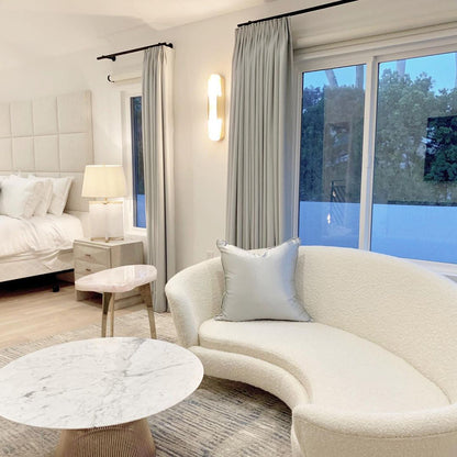 Wandapplikation Melange Elongiert aus Alabaster - Elegantes Design mit Messingdetails