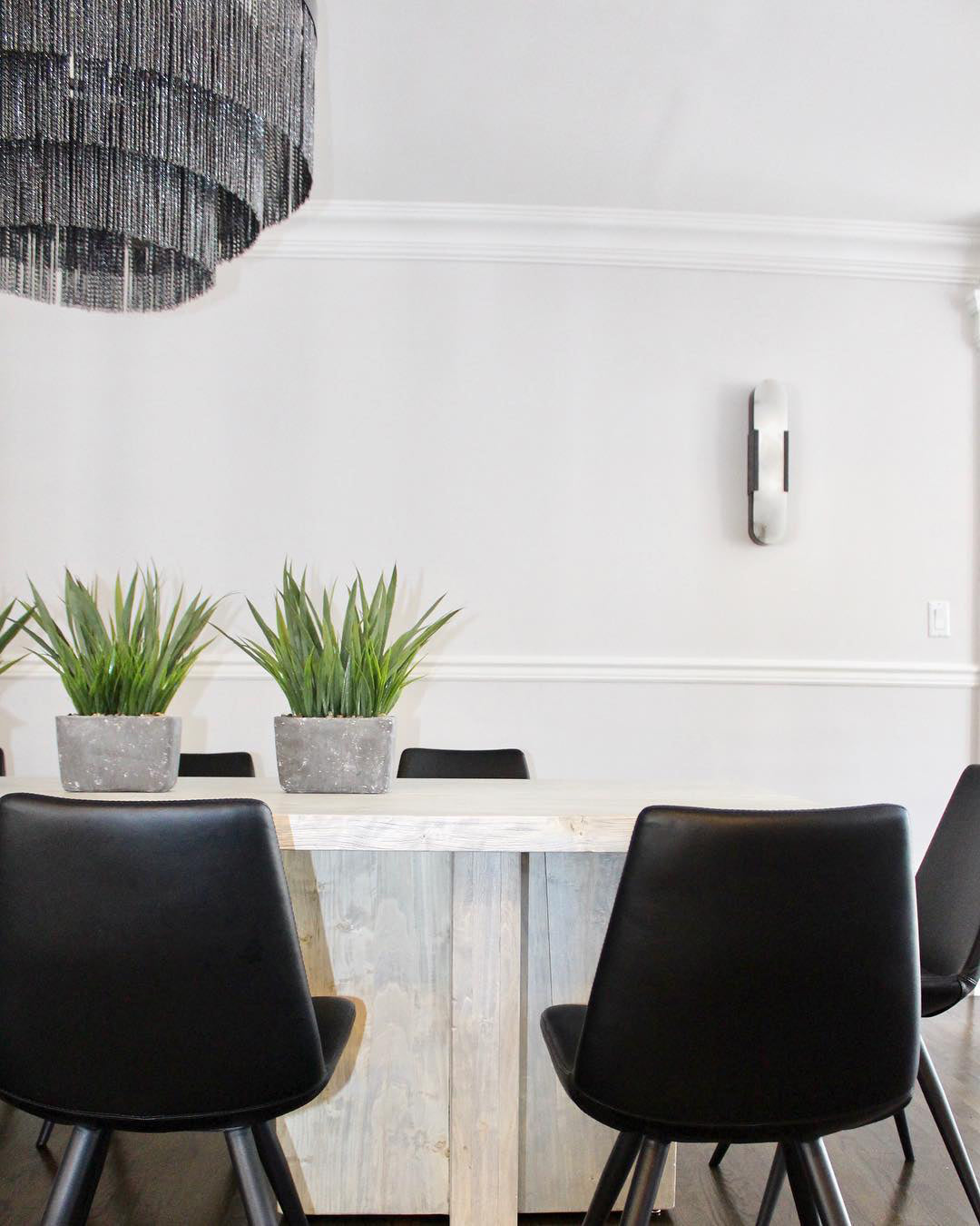 Wandapplikation Melange Elongiert aus Alabaster - Elegantes Design mit Messingdetails