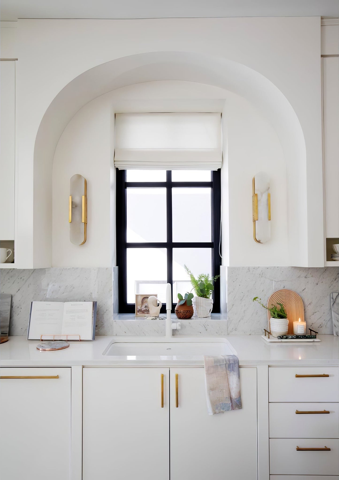 Wandapplikation Melange Elongiert aus Alabaster - Elegantes Design mit Messingdetails