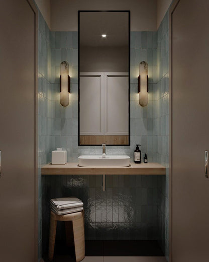 Wandapplikation Melange Elongiert aus Alabaster - Elegantes Design mit Messingdetails