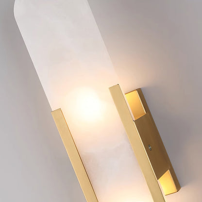 Wandapplikation Melange Elongiert aus Alabaster - Elegantes Design mit Messingdetails