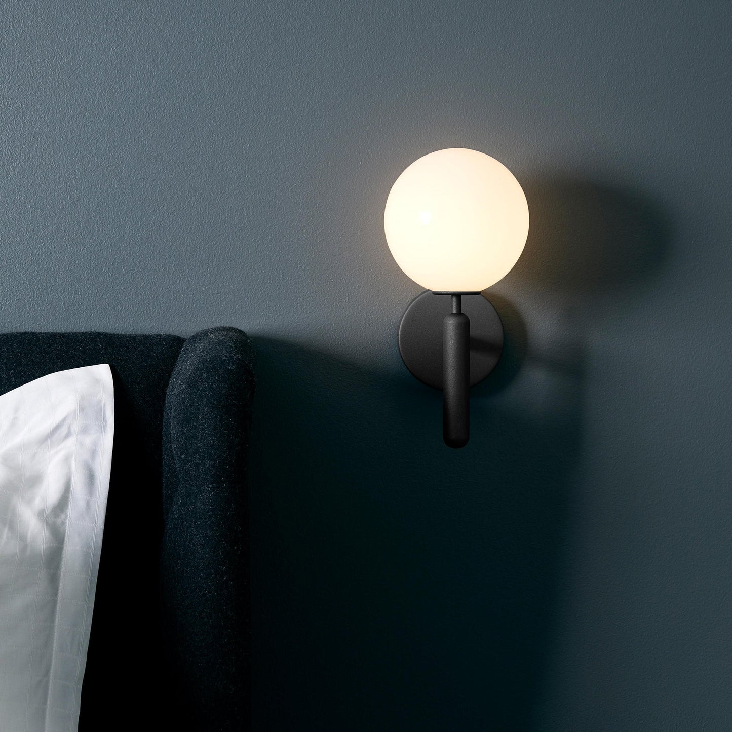 Scandiluxe LED Lampe – Minimalistisches Design aus Messing und Glas für Innenräume
