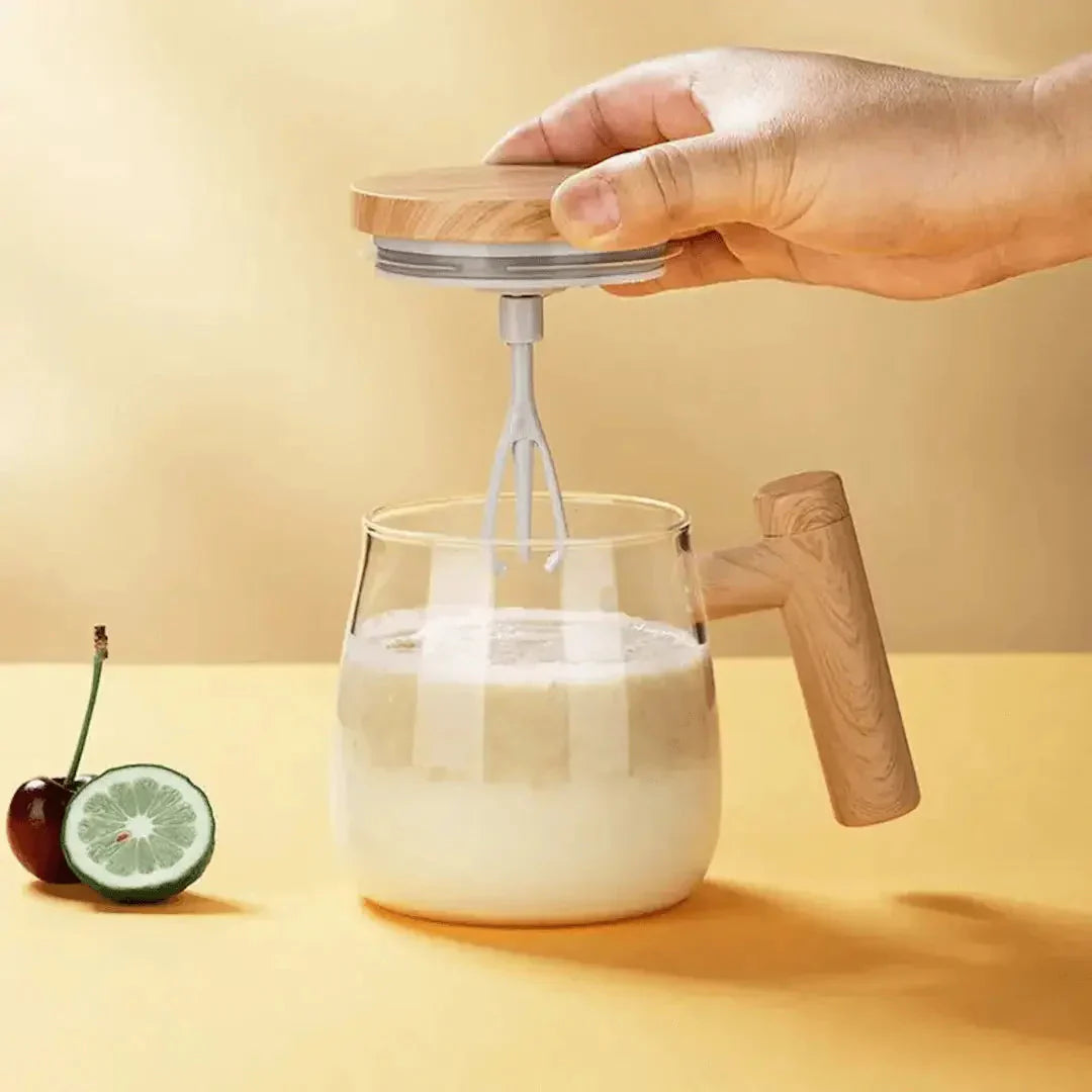 Intelligente Tasse – Selbstumrührender Becher mit Holzdesign
