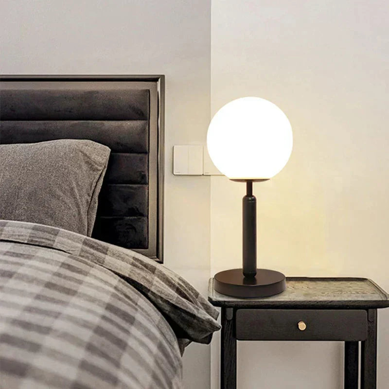 Elegante Tischlampe Gold mit Glasball | BrassGlow