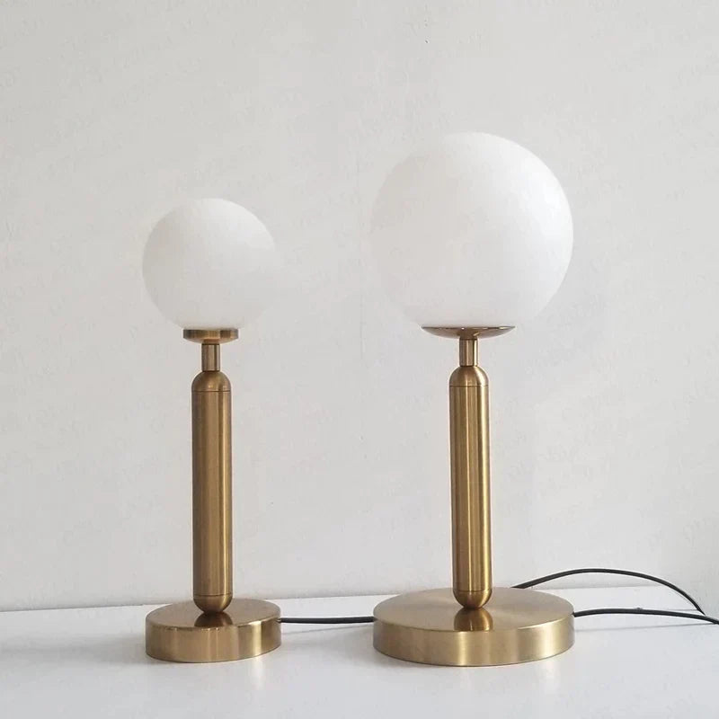 Elegante Tischlampe Gold mit Glasball | BrassGlow