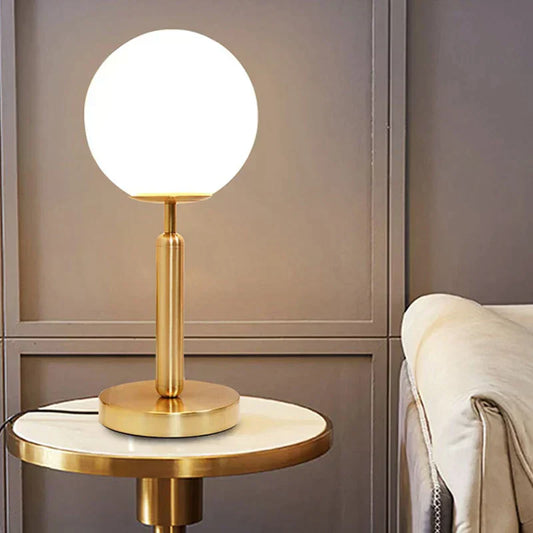 Elegante Tischlampe Gold mit Glasball | BrassGlow