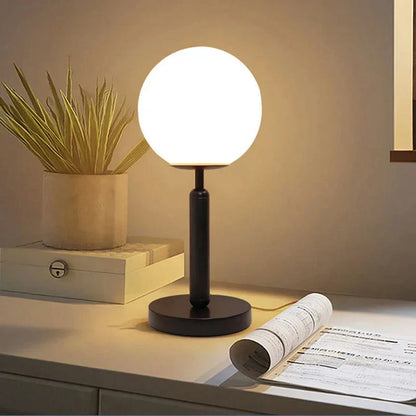 Elegante Tischlampe Gold mit Glasball | BrassGlow