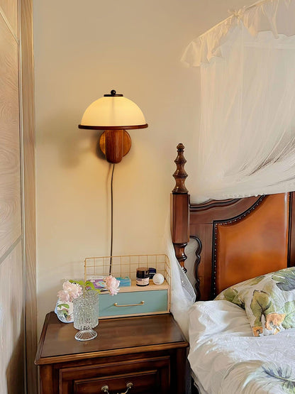 Wandlampe Pilz aus Holz – Elegante Eichenlampe mit weißem Lampenschirm