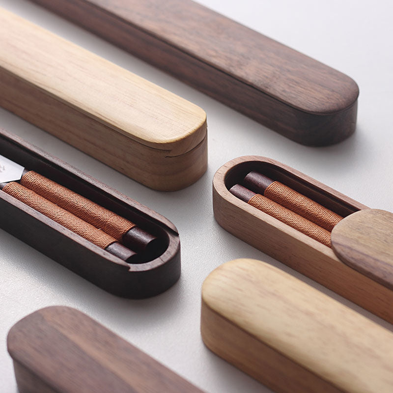 Baguettes Artisanales aus Schwarzwalnussholz mit Dekorfaden und Holzbox