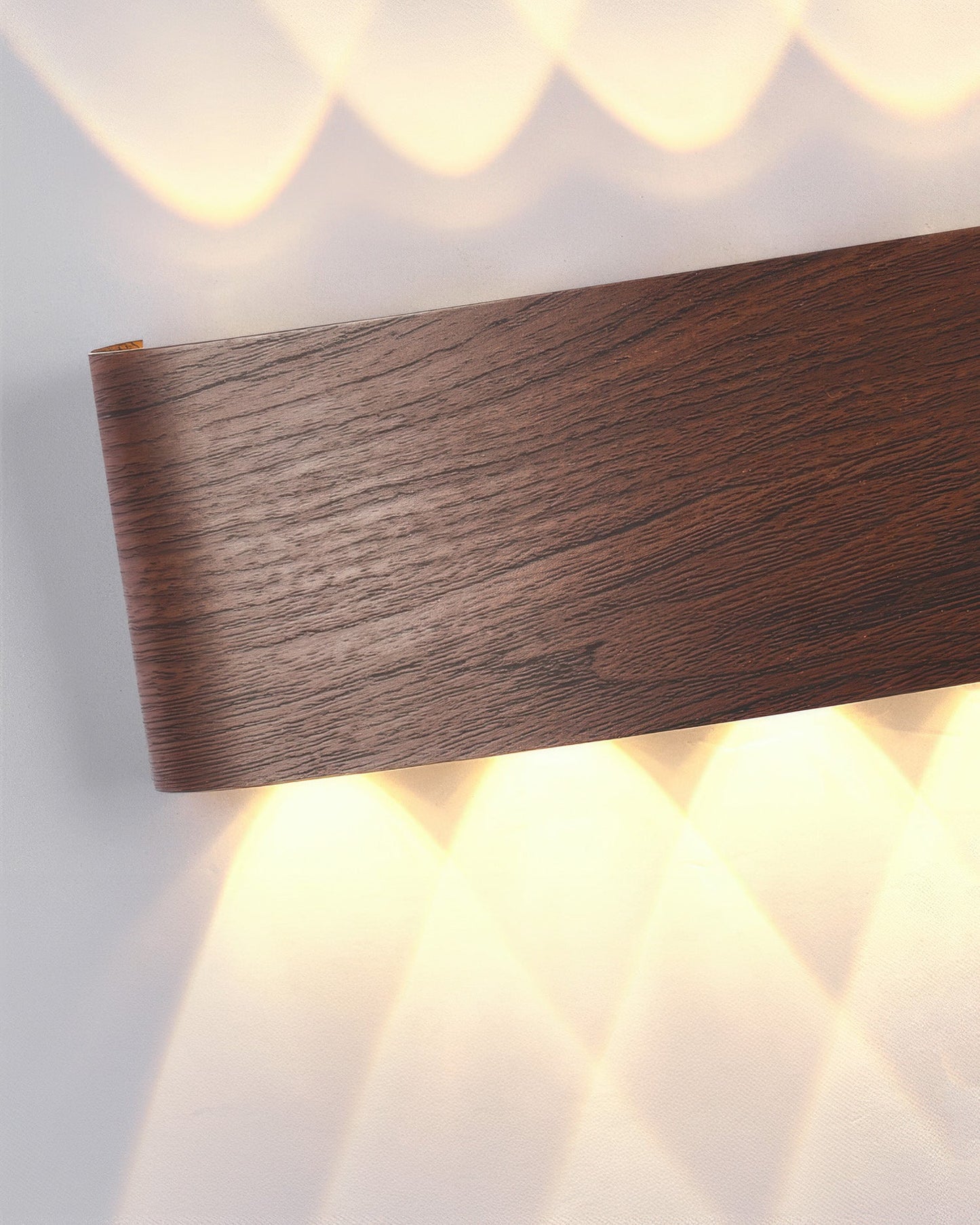 Lumina LED-Wandleuchte mit Holzmaserung