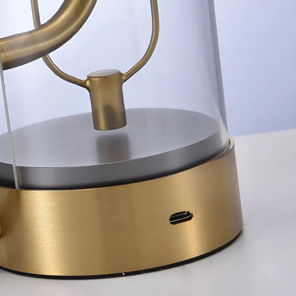 Minimalistische Tischlampe mit Glaskuppel und Metallbasis