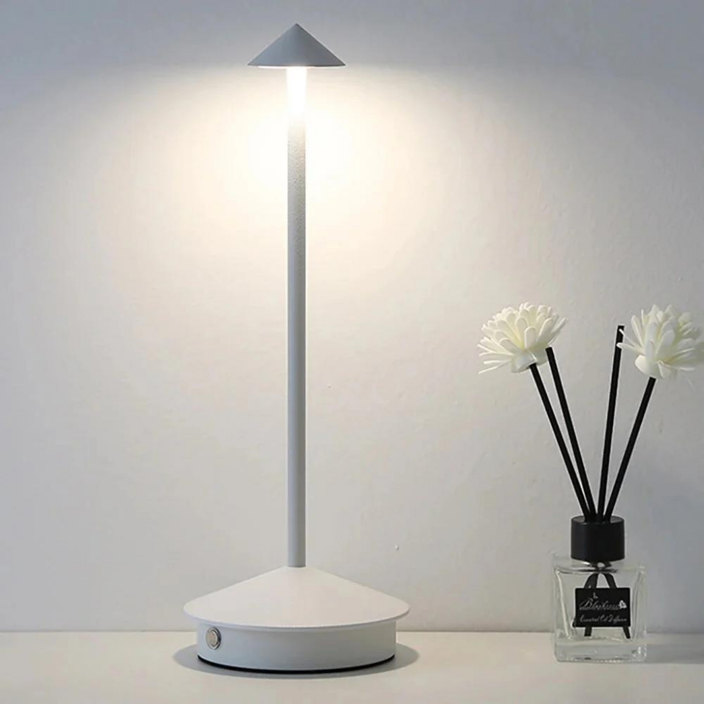 Sleek Lighthouse Lampe