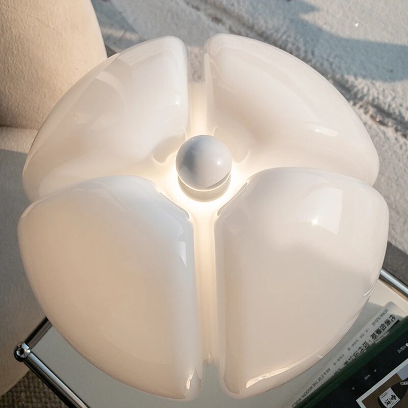 BloomSphere – Luxus Tischlampe mit raffiniertem Blumendesign