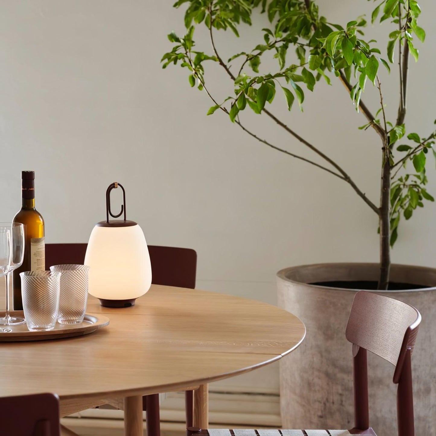 Portable Tischlampe mit USB-Aufladung – Elegantes skandinavisches Design und dimmbares Licht