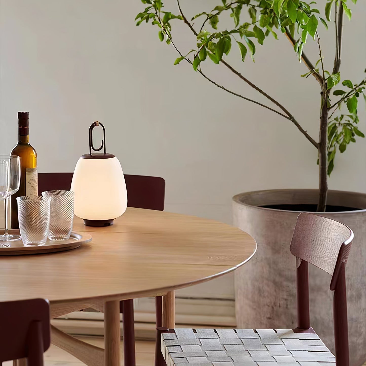 Portable Tischlampe mit USB-Aufladung – Elegantes skandinavisches Design und dimmbares Licht