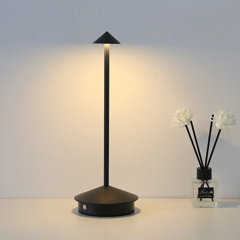 Elegante Tischlampe aus Metall und Glas | DartGlow