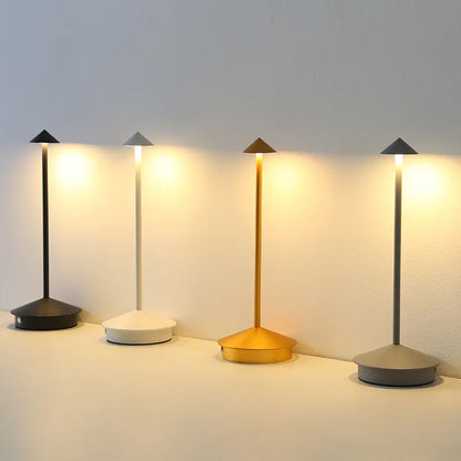 Elegante Tischlampe aus Metall und Glas | DartGlow