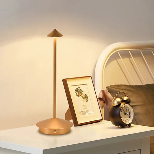Elegante Tischlampe aus Metall und Glas | DartGlow