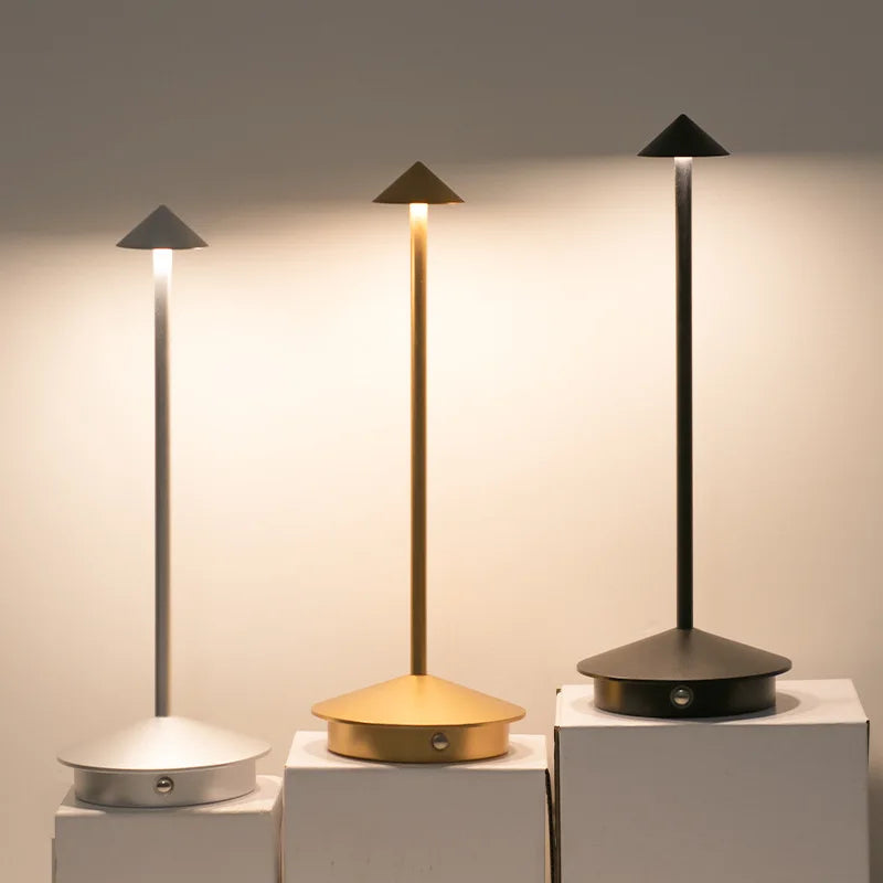 Elegante Tischlampe aus Metall und Glas | DartGlow