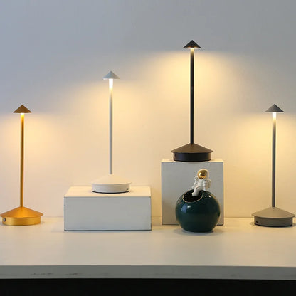 Elegante Tischlampe aus Metall und Glas | DartGlow