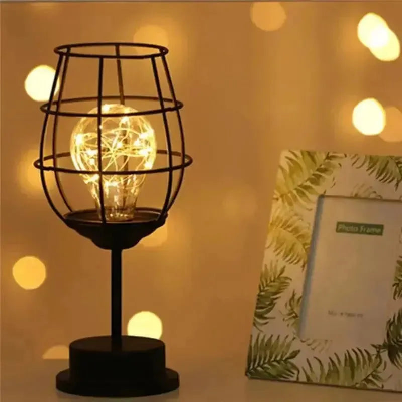 Retro LED Tischlampe – Augenfreundliche Beleuchtung für Schreibtisch oder Nachttisch, Klassisches Design, Energiesparend, Kompakte Größe