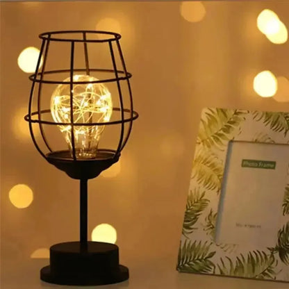 Retro LED Tischlampe – Augenfreundliche Beleuchtung für Schreibtisch oder Nachttisch, Klassisches Design, Energiesparend, Kompakte Größe