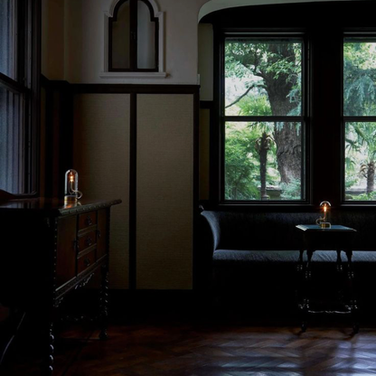 Wiederaufladbare Designer Flammenlampe – Innovatives Design mit Schwebelinsene – Kabellose USB-Aufladung