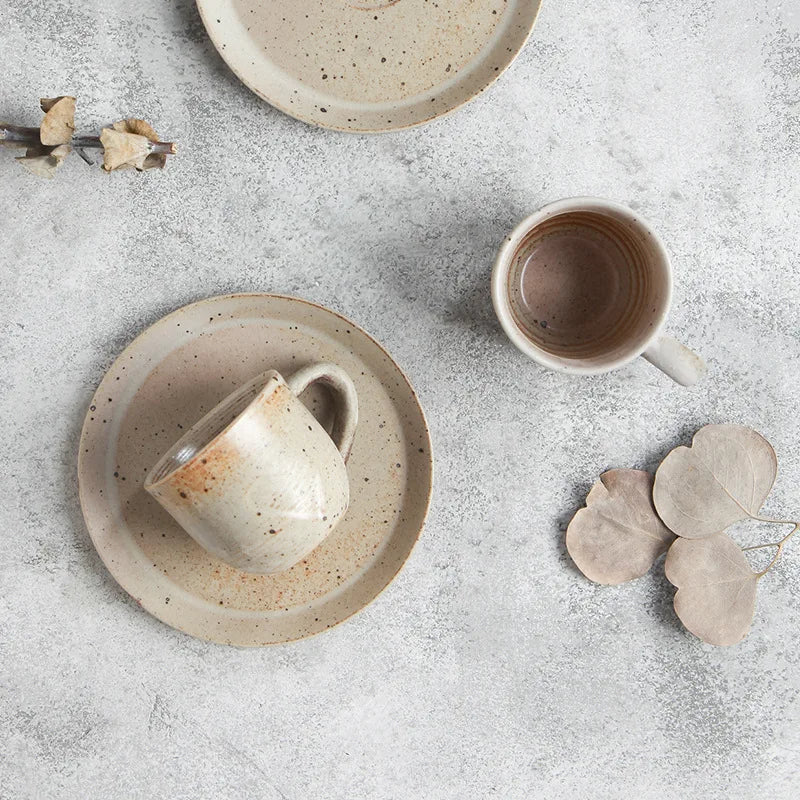 RusticCharm - Keramiktasse mit Untertasse im handbemalten Design