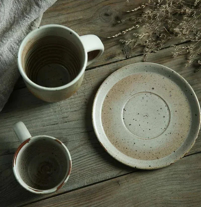 RusticCharm - Keramiktasse mit Untertasse im handbemalten Design