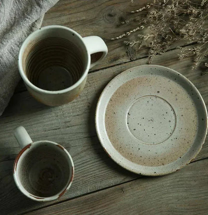 RusticCharm - Keramiktasse mit Untertasse im handbemalten Design
