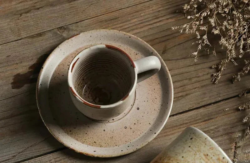 RusticCharm - Keramiktasse mit Untertasse im handbemalten Design