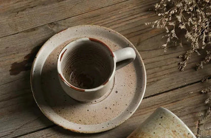 RusticCharm - Keramiktasse mit Untertasse im handbemalten Design