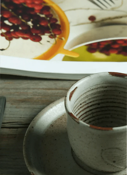 RusticCharm - Keramiktasse mit Untertasse im handbemalten Design