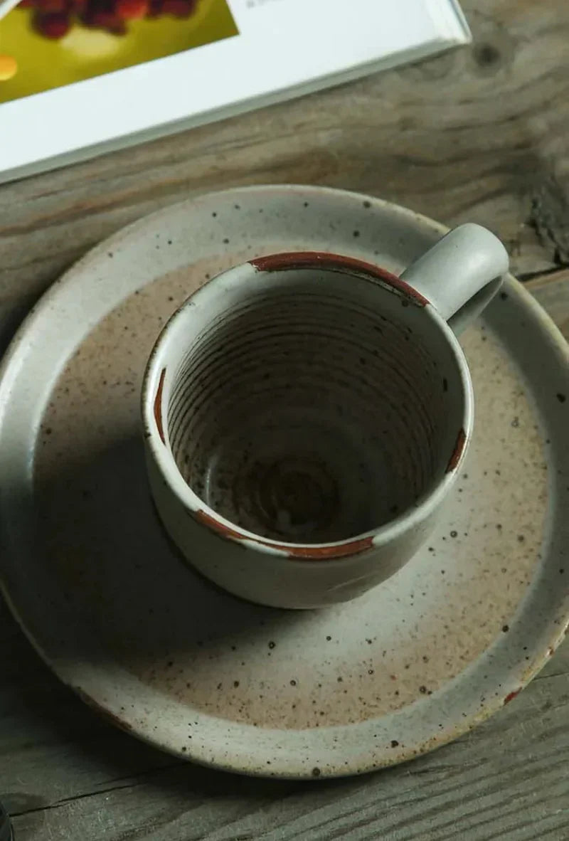 RusticCharm - Keramiktasse mit Untertasse im handbemalten Design