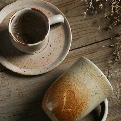 RusticCharm - Keramiktasse mit Untertasse im handbemalten Design