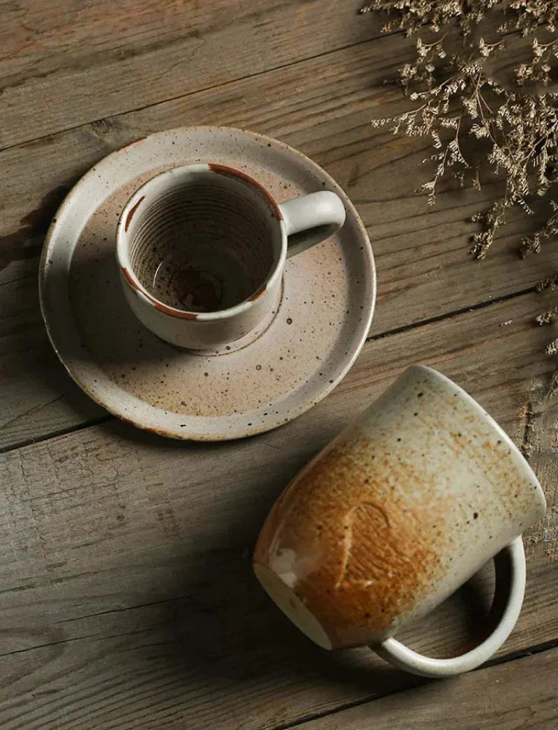 RusticCharm - Keramiktasse mit Untertasse im handbemalten Design